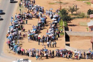 Soweto residents queue to cast their votes in South Africa's third democratic elections since the end of apartheid, Wednesday April 14, 2004. (AP Photo/Naashon Zalk)