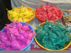 holi-colors-in-packats